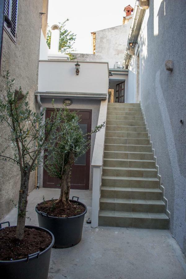 Apartment Old Town Mariolina クルク エクステリア 写真