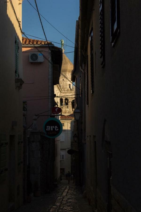 Apartment Old Town Mariolina クルク エクステリア 写真